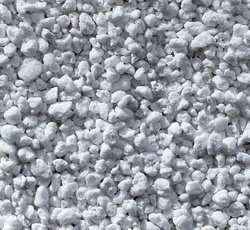 Perlit 1l – naturalny materiał ogrodniczy do rozluźniania, napowietrzania i drenażu gleby oraz poprawy wzrostu korzeni roślin